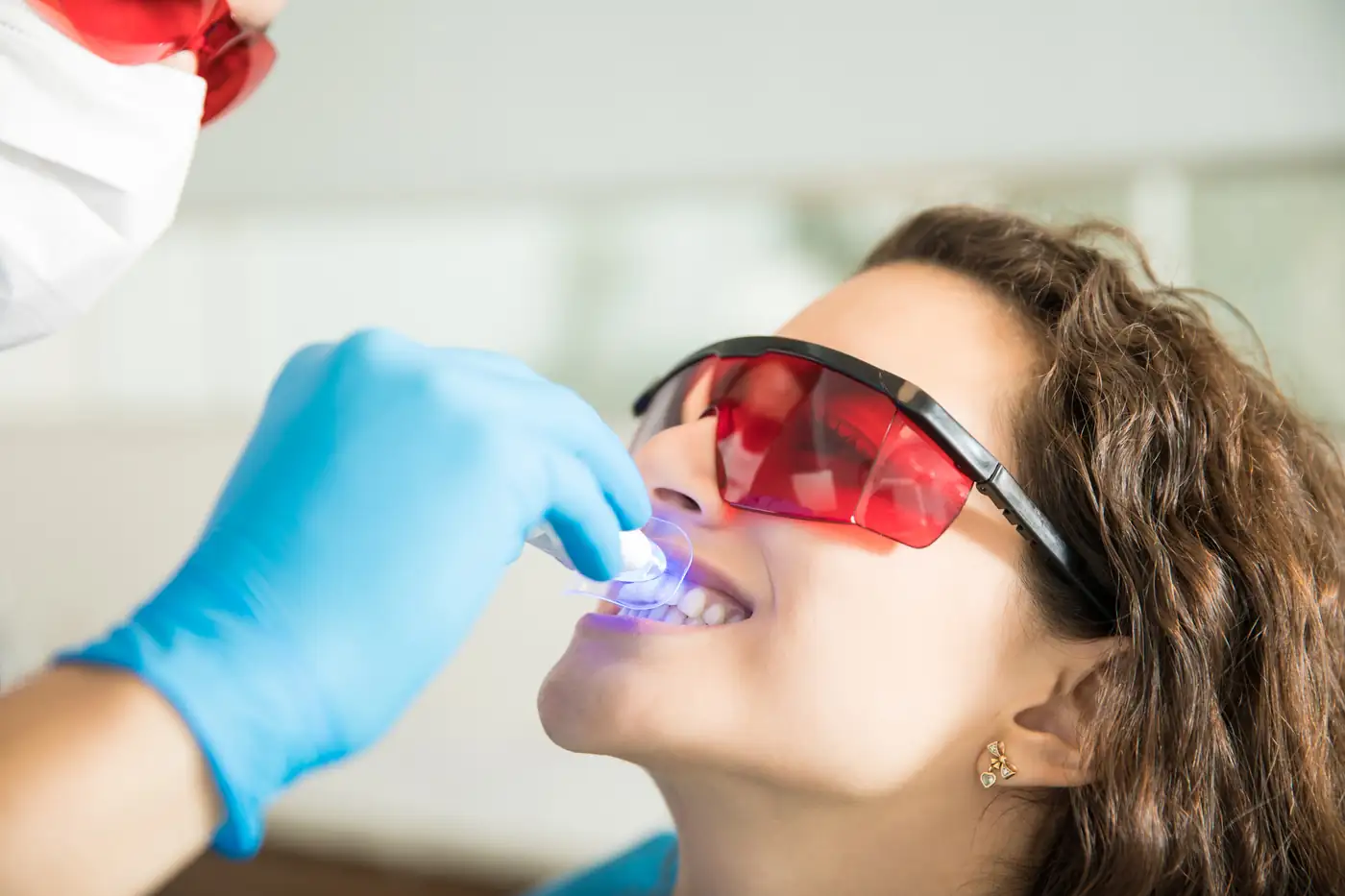 Paciente recibiendo blanqueamiento dental