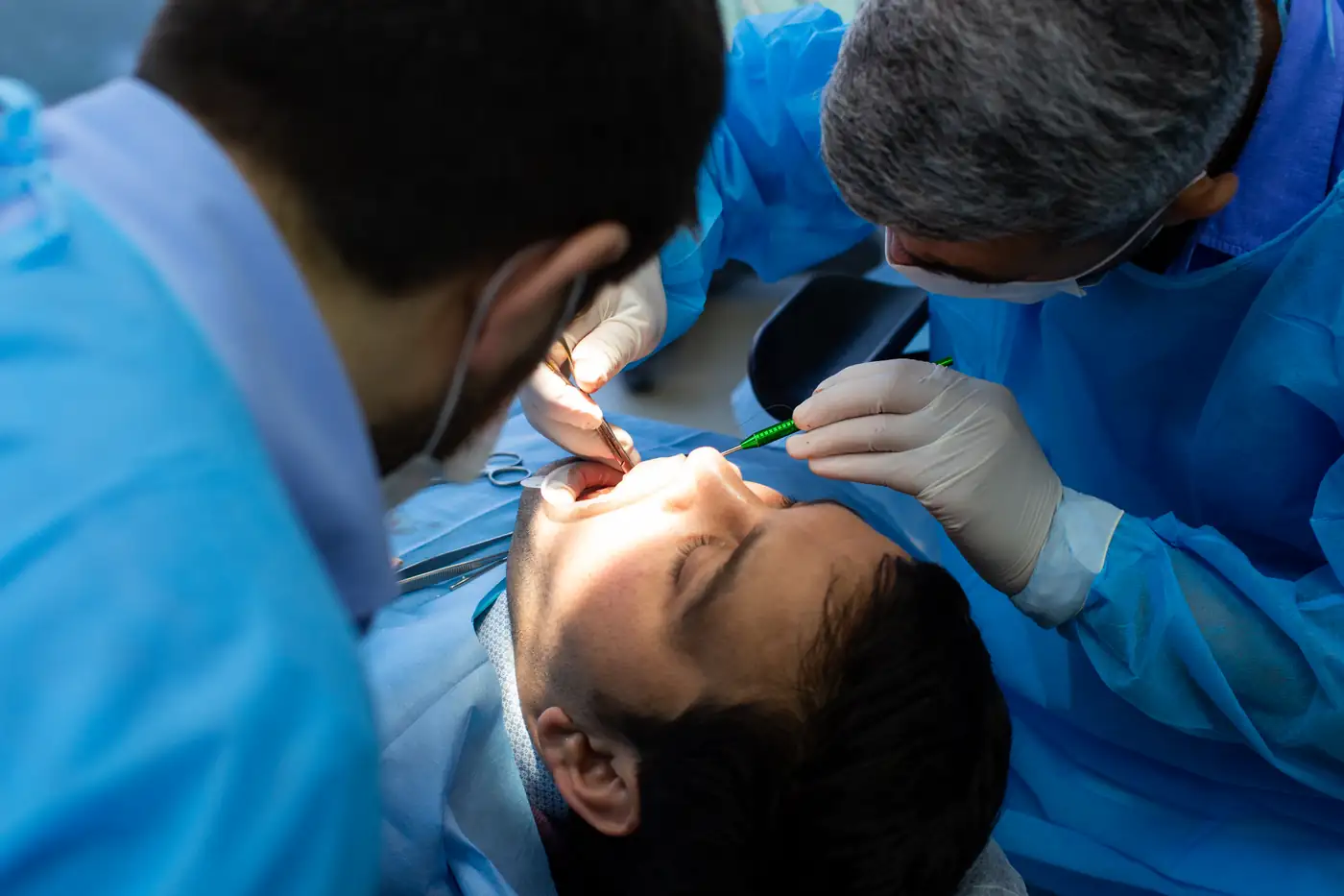 Equipo realizando cirugía dental